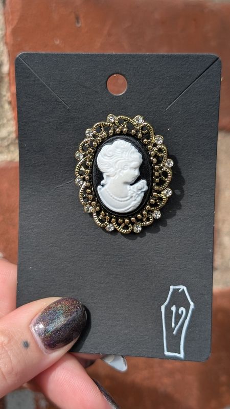 Caméo brooch