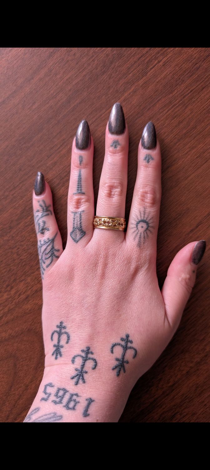 Gold tone floral band ring
