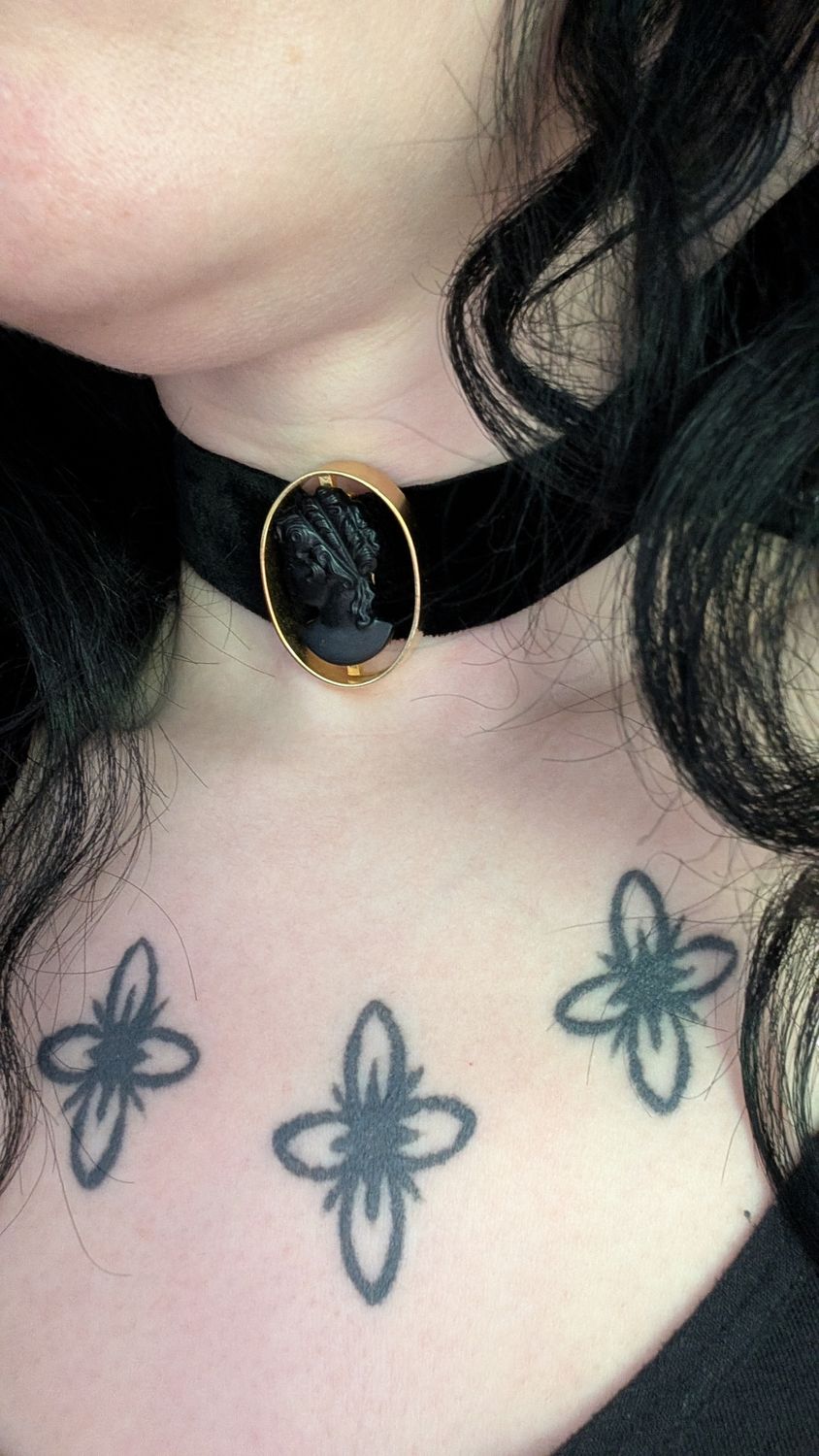 Velvet black and gold caméo choker 70s