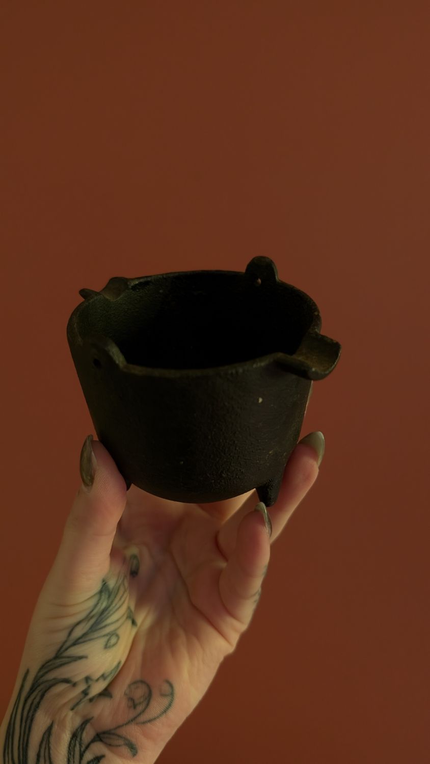 Witch's cauldron cast iron- no handle