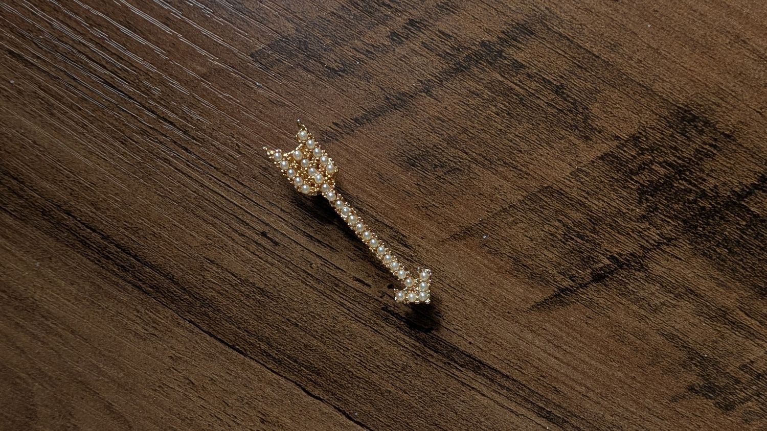 Arrow brooch with seed pearls gold tone