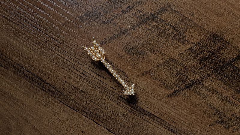 Arrow brooch with seed pearls gold tone