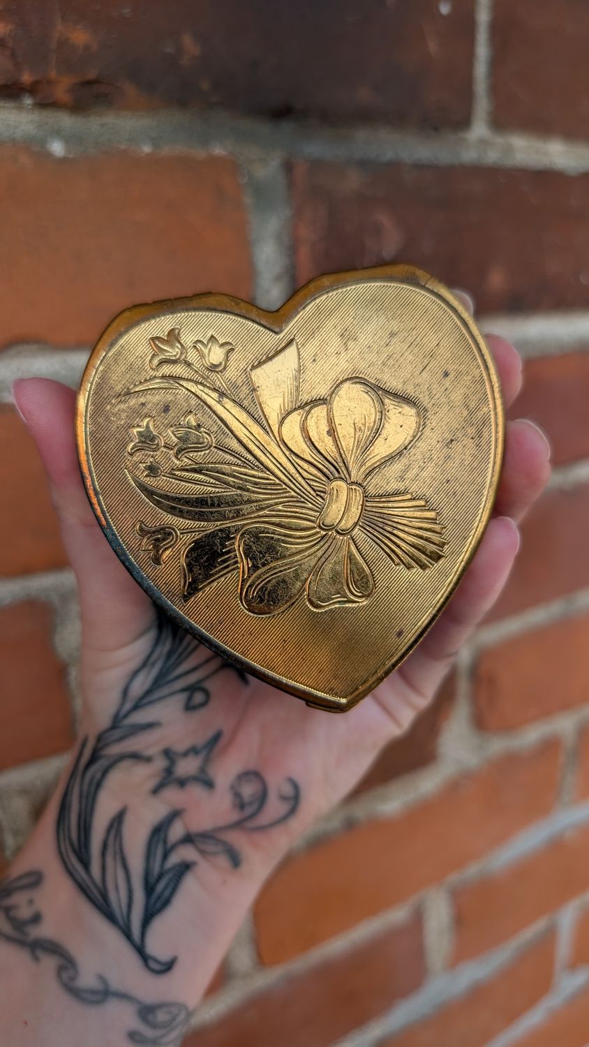 Heart shaped handheld mirror