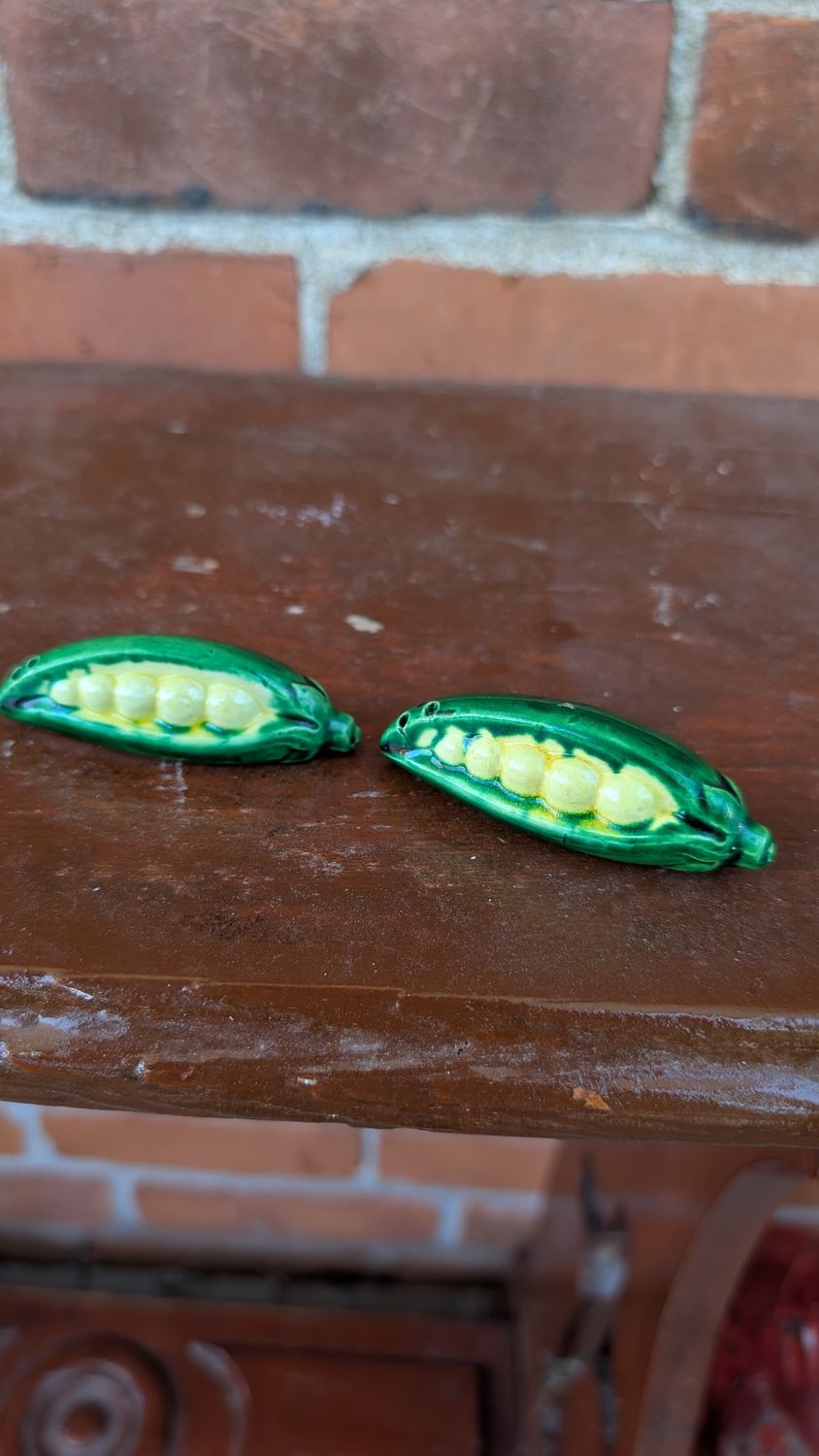 Peas salt and pepper shakers