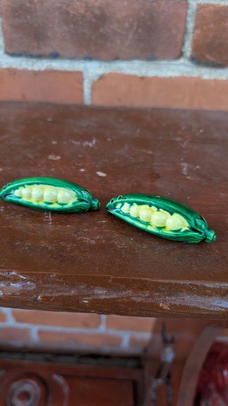 Peas salt and pepper shakers