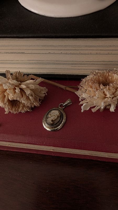 Silver sterling caméo and mother of pearl pendant