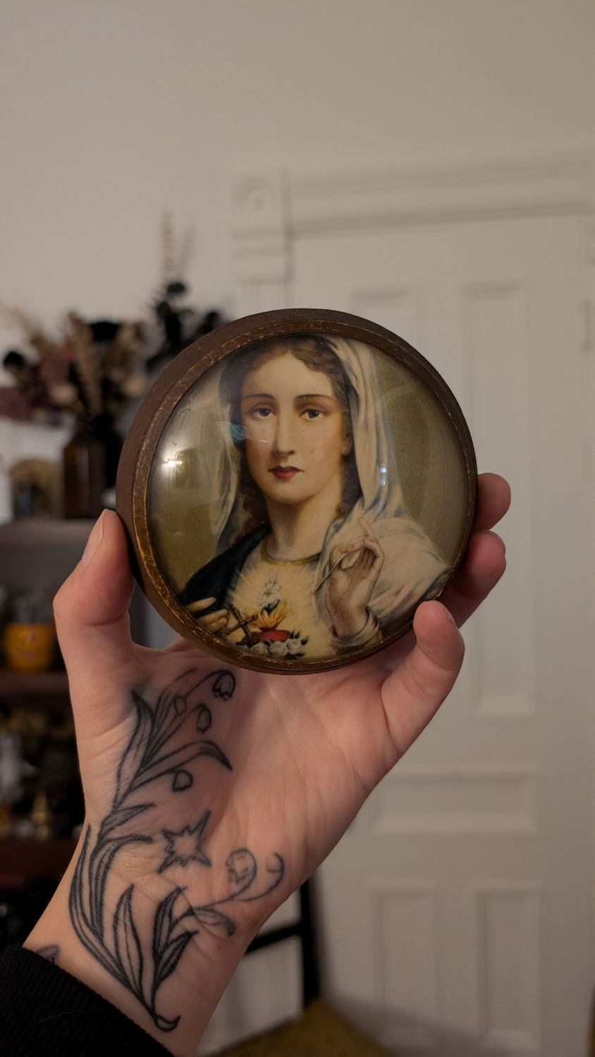 Virgin mary in wood and glass round frame