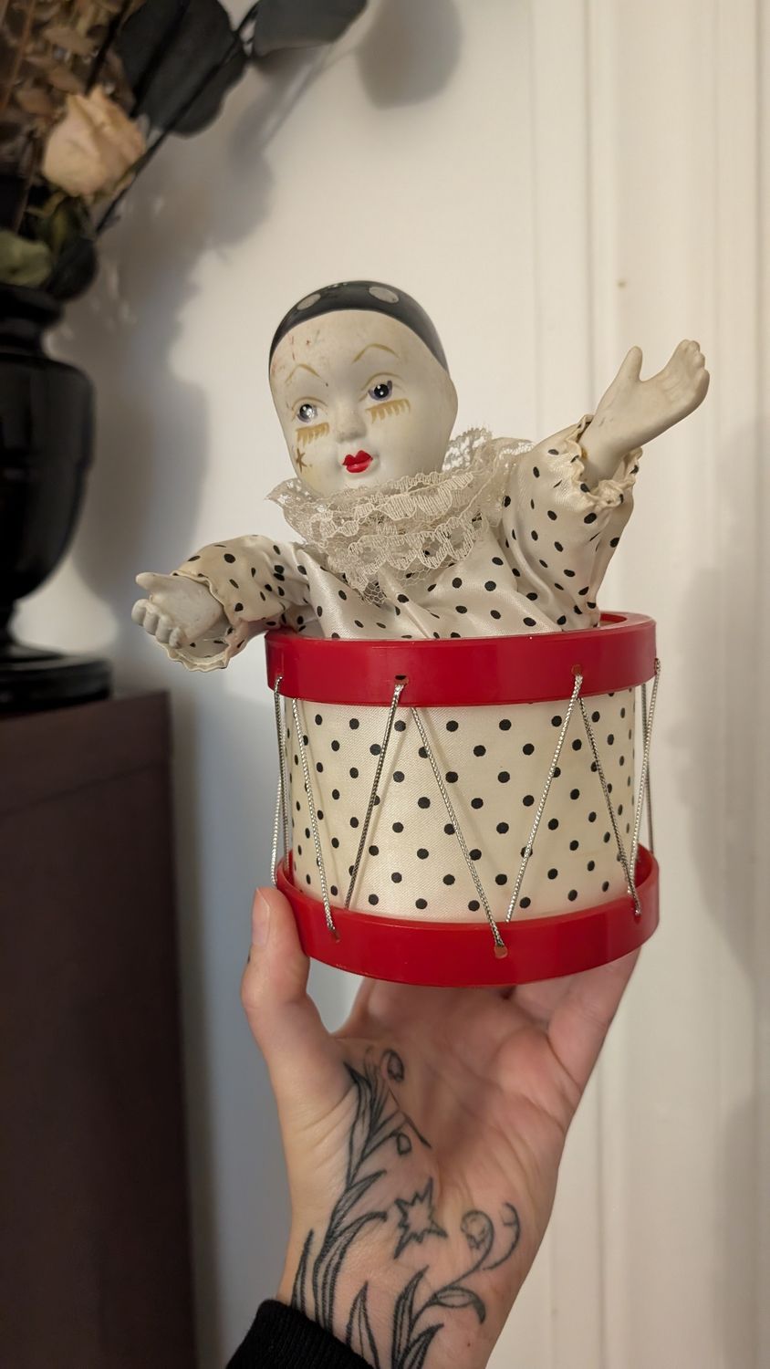 Musical Pierrot in box - plays o when the saints