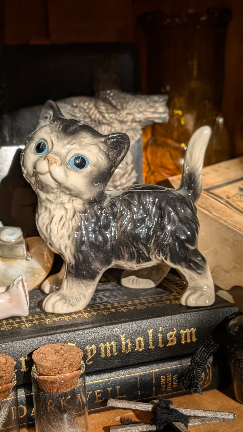 Black and grey english ceramic cat figurine coopercraft