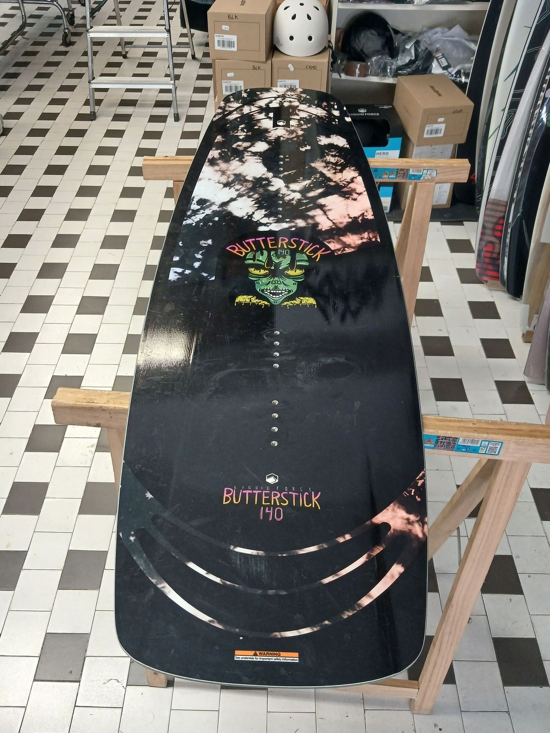 LIQUID FORCE  BUTTERSTIK 140 DEL 2025