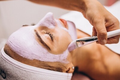 Tratamiento higiene facial según tu tipo de piel con aceites esenciales  y mascarilla de alginato. 90 min.