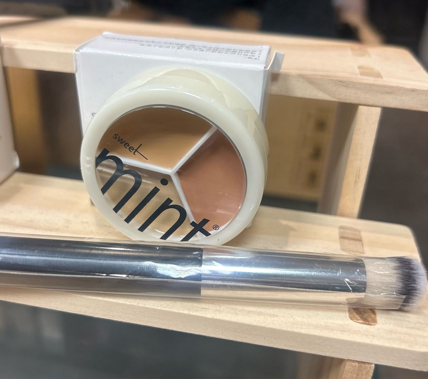 Contour Round Pallet &amp; Brush