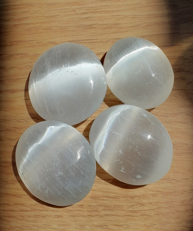 Pierres en forme de savonnette, Selenite Italie et Espagne 