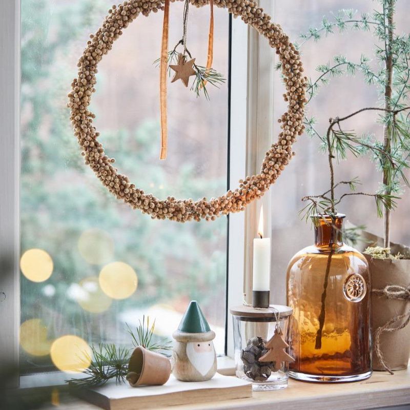 Weihnachtsmann stehend mit grünem Hut – Ib Laursen | Mangoholz-Figur im skandinavischen Hygge-Stil