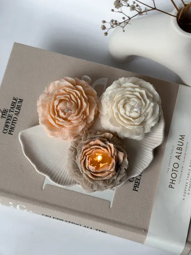 Pfingstrosenblütenkerze creme von Hiroyi Decor