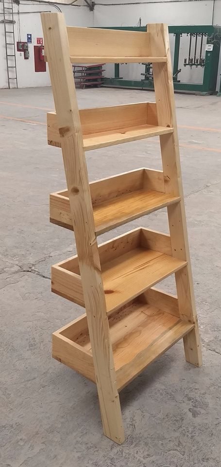 LIBRERO EN ESCALERA