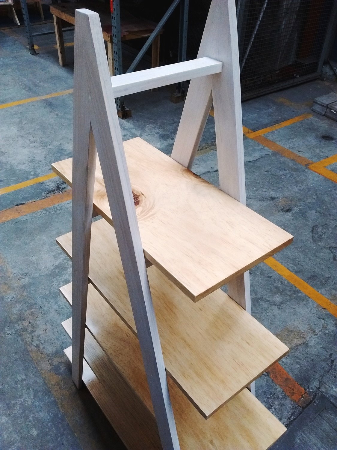 ESTANTE TRIANGULAR MULTIUSOS
