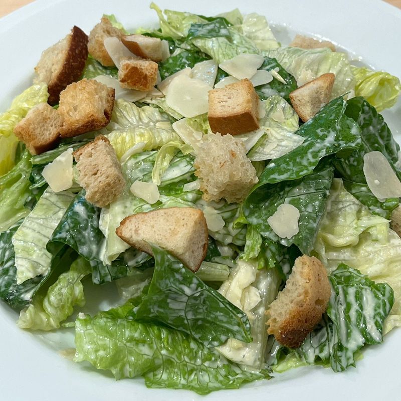 Caesarsalaatti/kg (L)