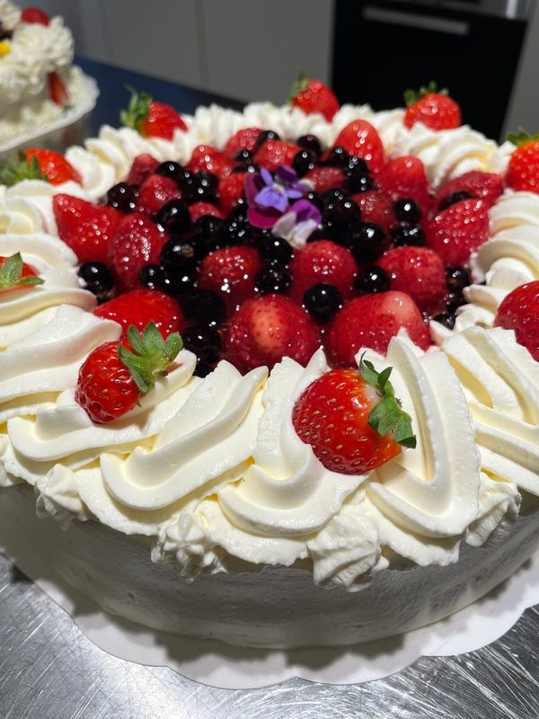 Marjatäytekakku, ⌀ 23cm (L) Marjatäytekakku, ⌀ 23cm (L)