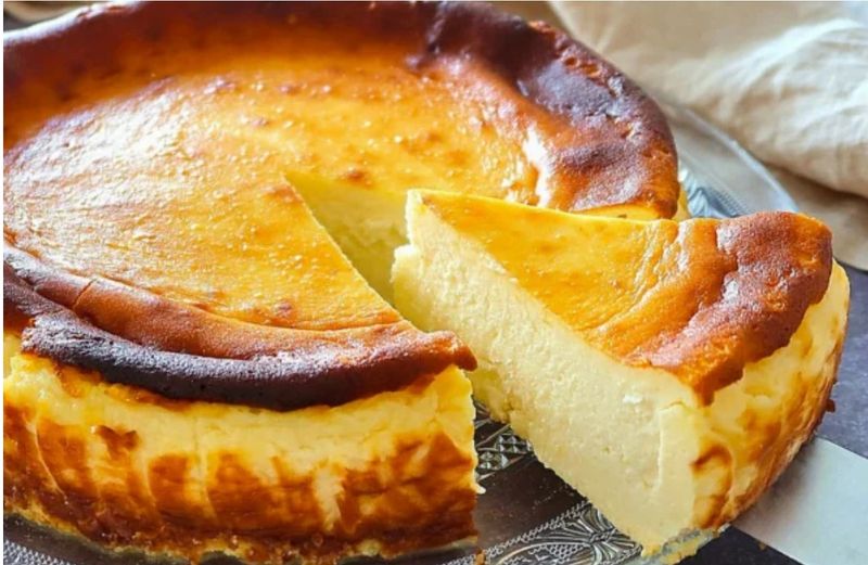 Baskilainen juustokakku marjamelballa ⌀ 23cm (G, L) Baskilainen juustokakku marjamelballa ⌀ 23cm (G, L)