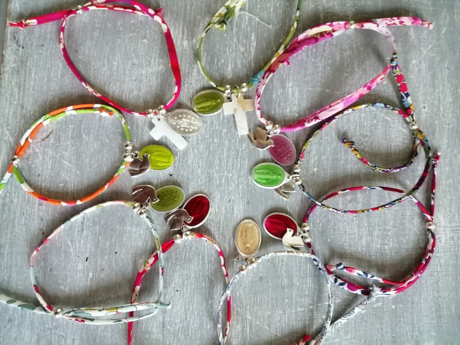 bracelet  cordon liberty  et 1,2,3,4,etc..... médailles