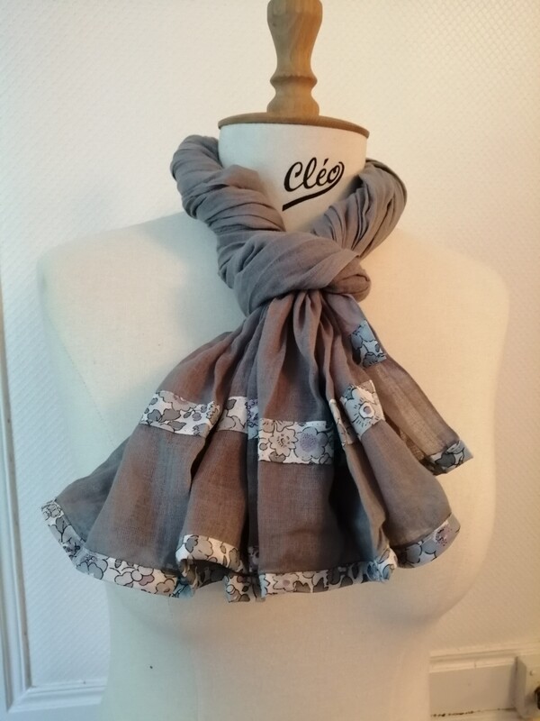 Chèche coton gris  et détails liberty betsy 