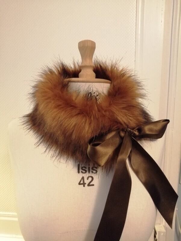 Col fourrure et son nœud de satin