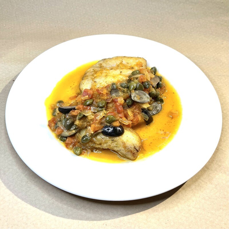 Merluza Austral con salsa mediterránea