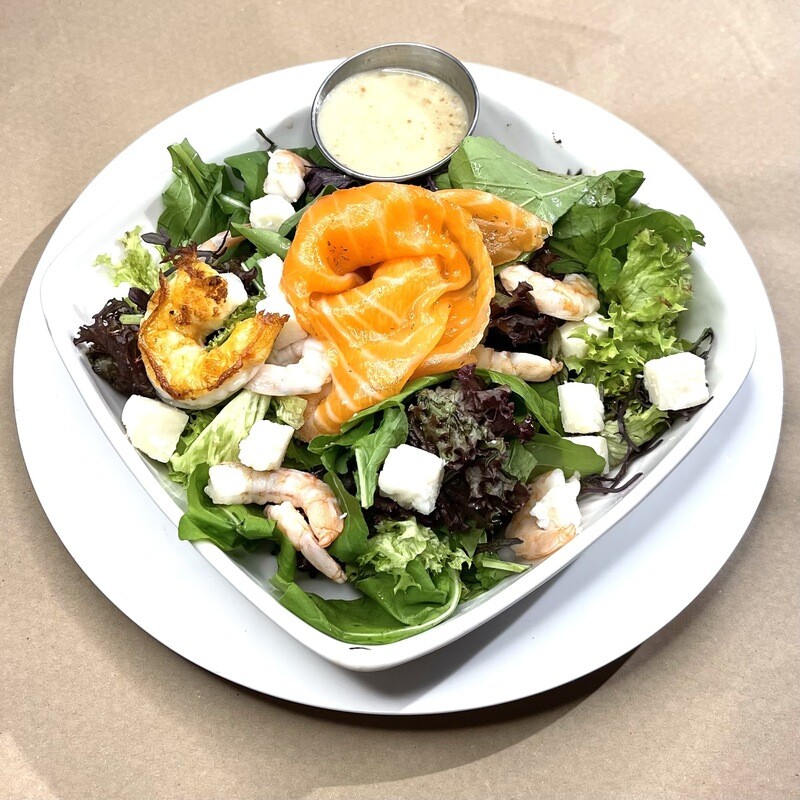 Ensalada Mix con camarón, Salmón curado y queso de cabra