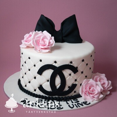 Chanel tårta med rosett och rosor