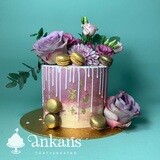 Tårta med dripp, äkta blommor och macarons