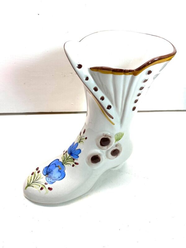 Vase en porcelaine en forme de botte