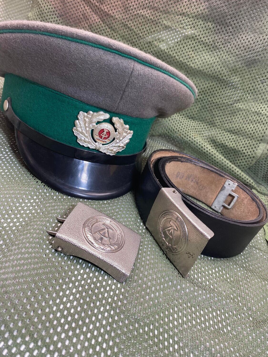 Casquette Et Ceinturon Allemand  Cuir 90 cm.NVA/DDR.