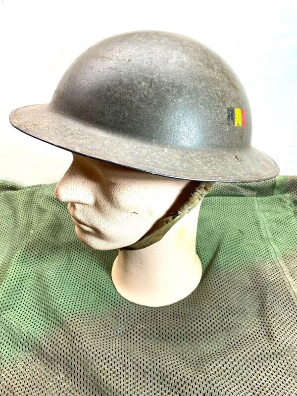Casque avec insigne belge