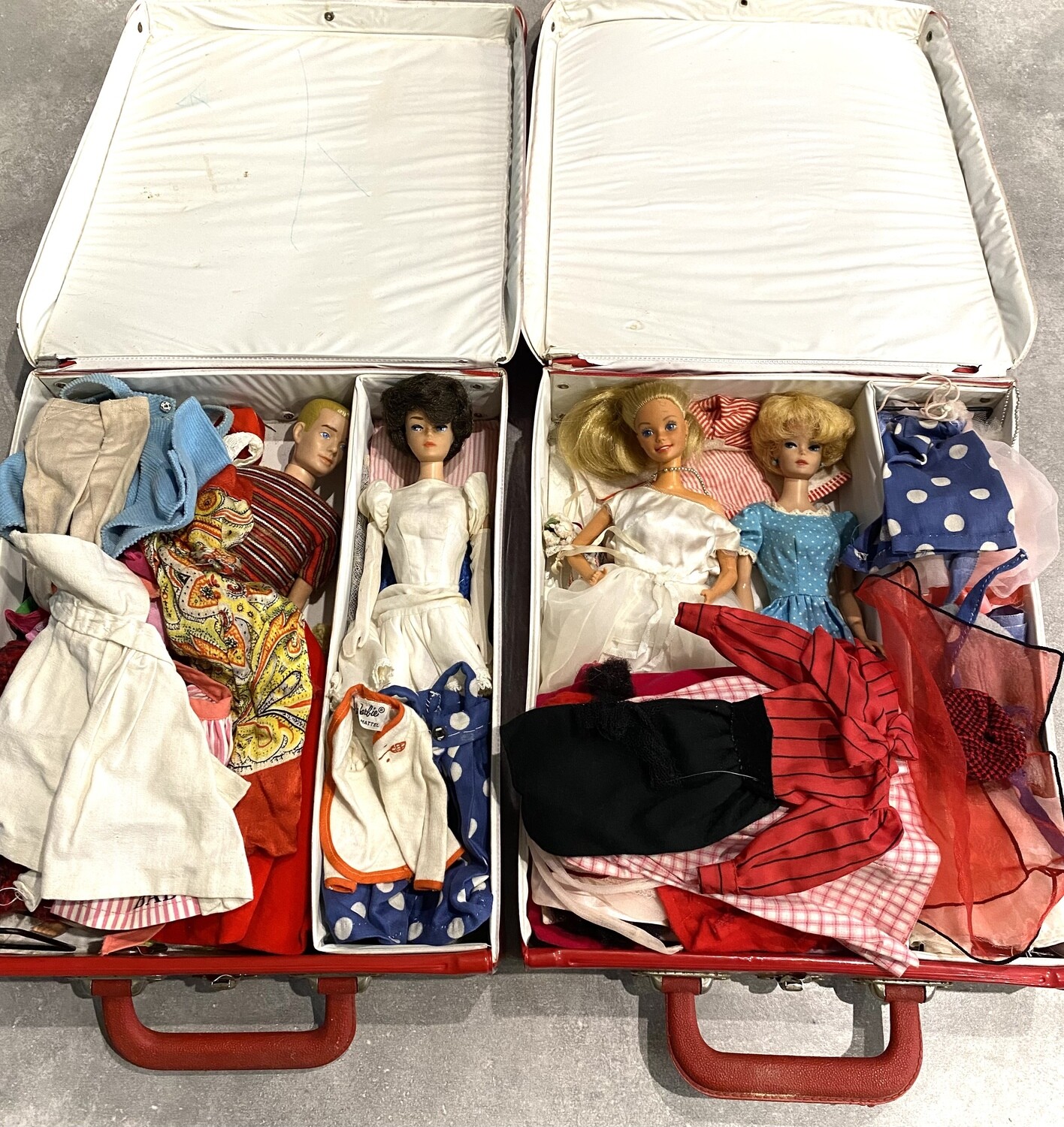 Vintage lot Anciennes poupées barbie année 60 boites de transport et accessoires