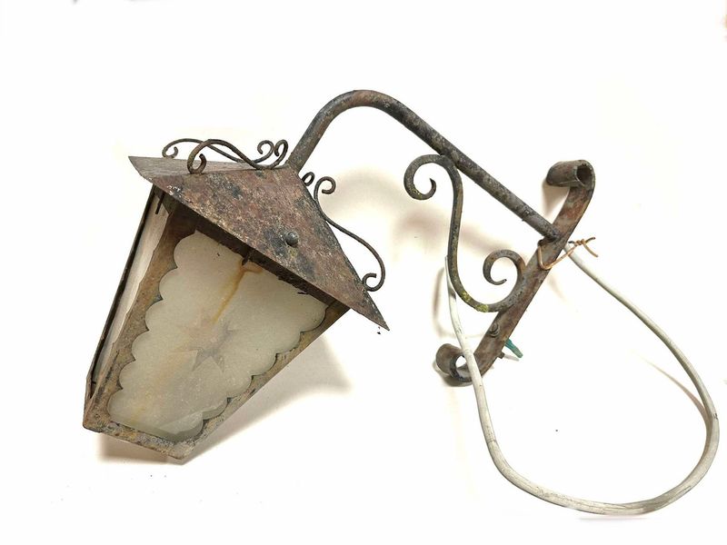 Ancienne lanterne et sa potence en fer forgé  lanterne extérieur année 1950
