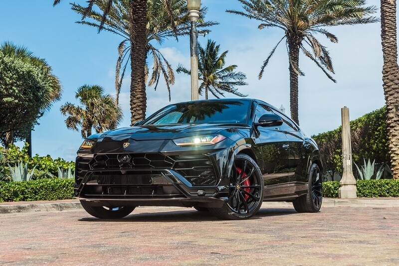 Lamborghini Urus Black / Red Interior