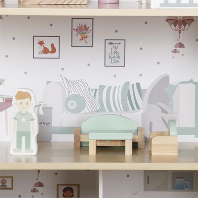 Casita de muñecas de madera con balcón