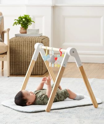 Gimnasio infantil en madera, diseño nube Skip Hop