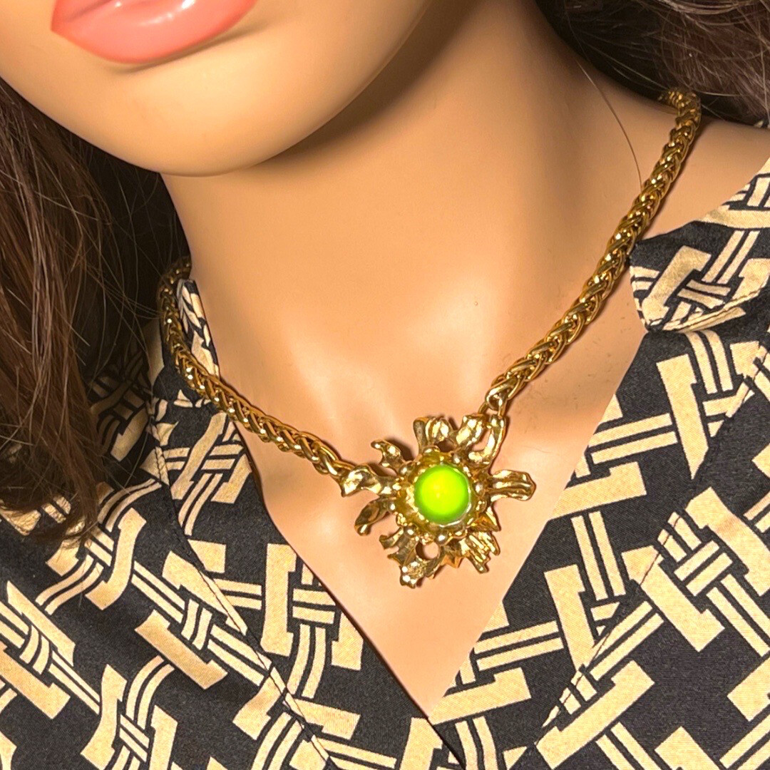 Micris vintage green sun necklace