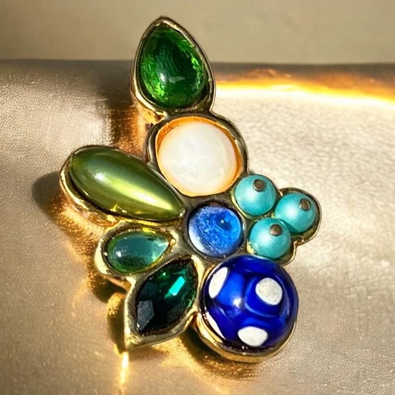 Broche vintage, Chanel et Gripoix, aux couleurs acidulées 