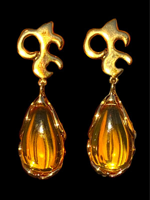 Boucles d’oreilles pendantes vintage Yves Saint-Laurent, Lucite jaune ambrée