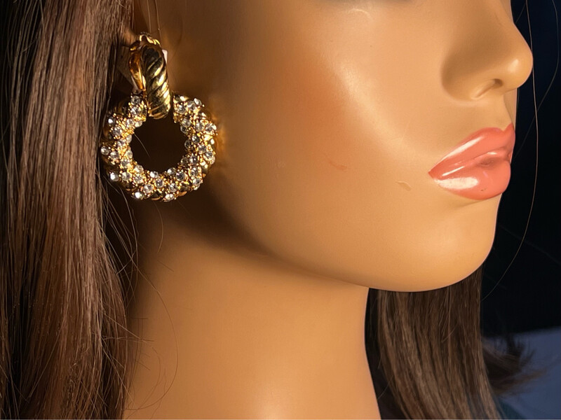 Set Pendant necklace and vintage earrings Yves Saint-Laurent gold metal and micro pearls