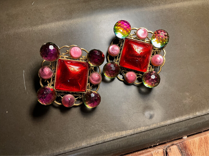 Boucles d oreilles visage Yves Saint-Laurent, pâte de verre et Swarovski 