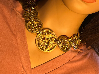 Yves Saint Laurent Collier médaillon vintage à volutes ajourée orné de bijoux YSL