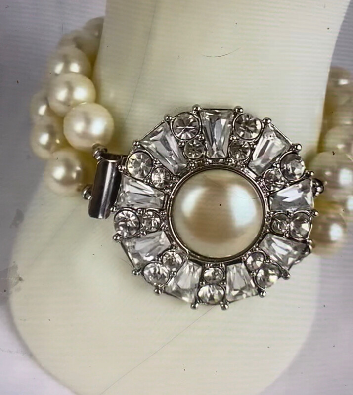  Bracelet vintage Yves Saint Laurent, chic et raffiné 