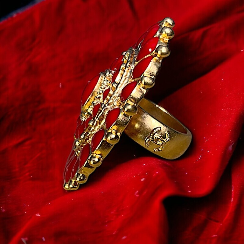 Beautiful vintage Chanel ring in gold-plated metal