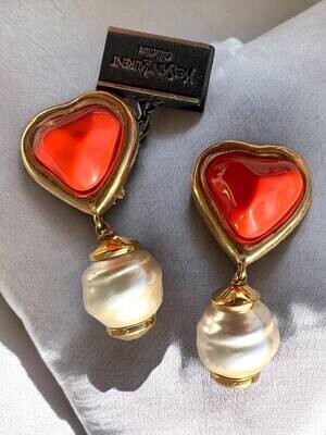 Boucles d'oreilles pendantes signées Yves Saint Laurent en résine rouge et gripoix perles