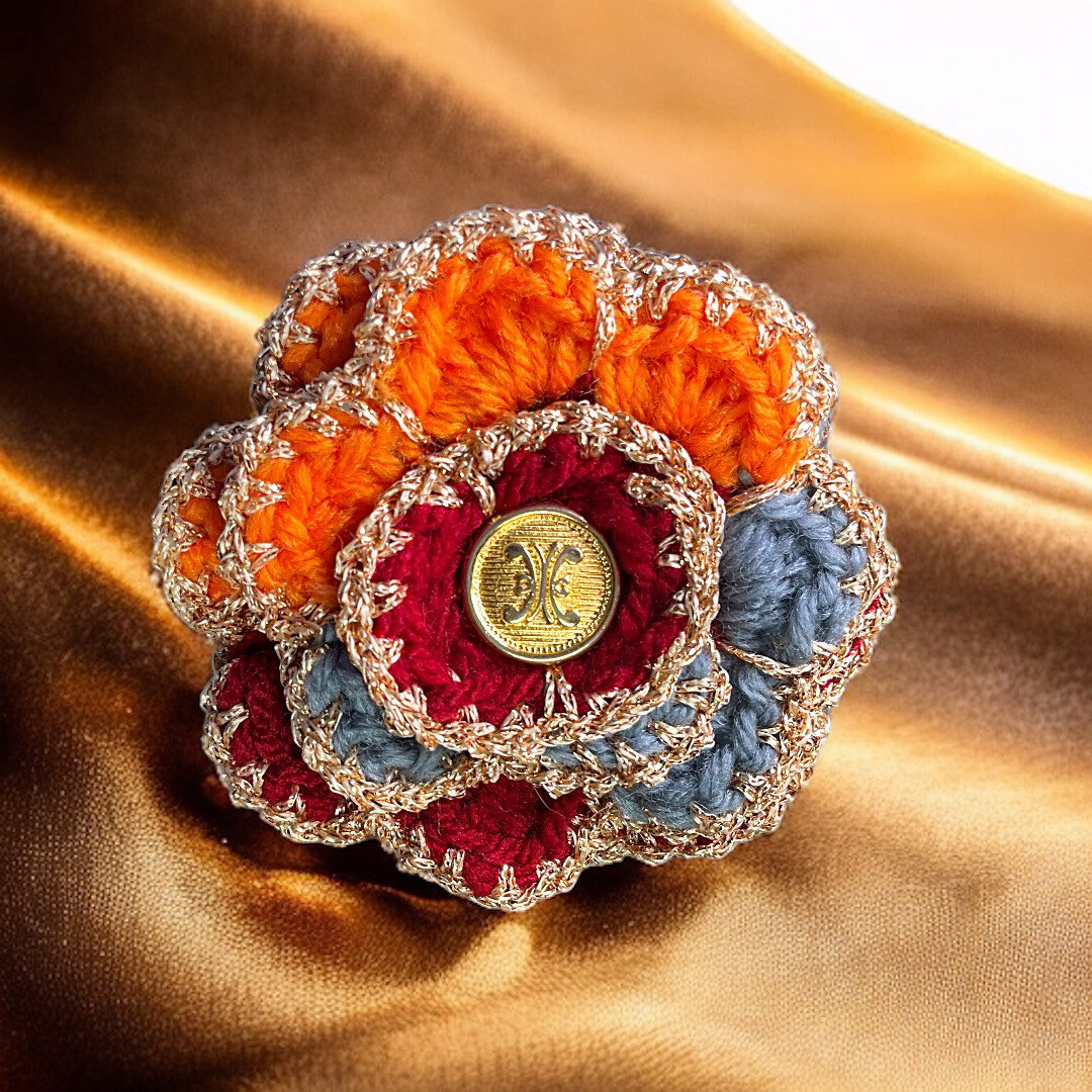 Adorable wool brooch, lovely vintage quality