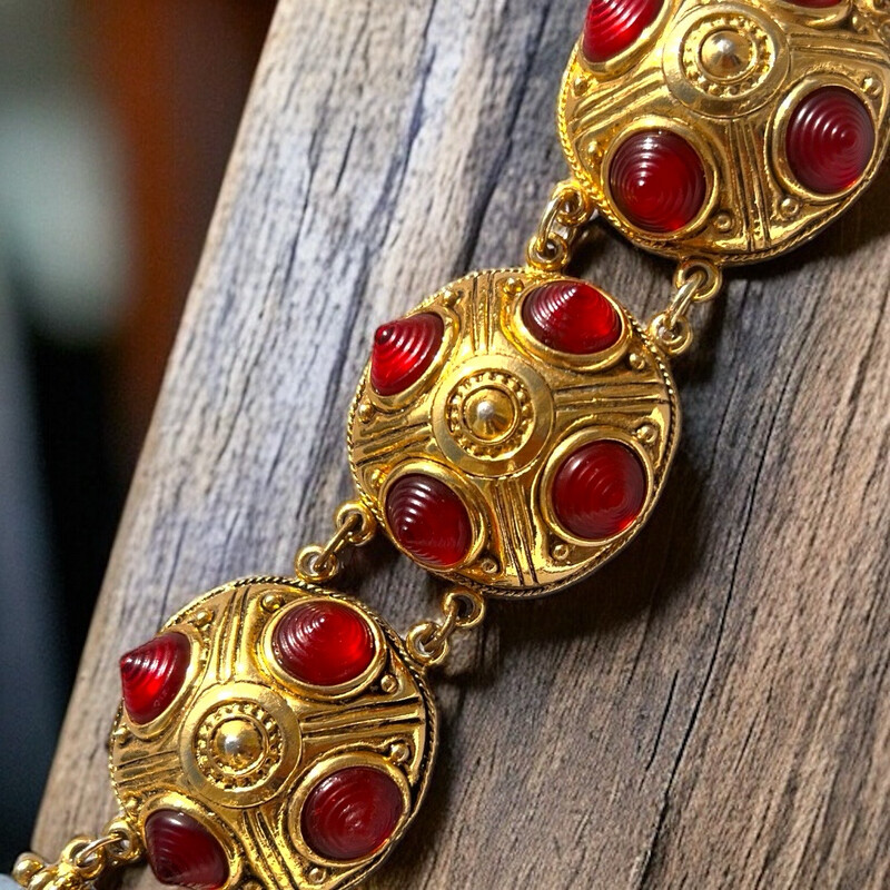 Vintage bracelet signed Chorange, in red resin